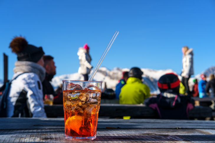 For many winter sports enthusiasts, alcohol is an integral part of a skiing holiday. It should not be forgotten that drunk skiing is an absolute no-go