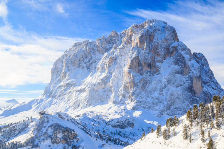 From the ski area Val Gardena/Alpe di Siusi, winter sports enthusiasts can enjoy views of spectacular mountain peaks.