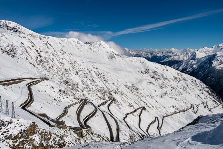 On mountain pass roads, such as here on the Stelvio in Italy, some European countries have now made winter tyres compulsory in the cold season