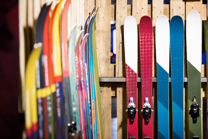 Especially if you are going on a skiing holiday with a group or family, the transport of all the equipment needs to be taken into account in the planning.
